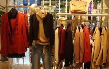 校園創(chuàng)業(yè)新典范 大學(xué)生服裝店線上線下雙管齊下，年入百萬的生意經(jīng)